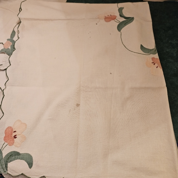 Set of Vintage Hand Embroidered Table Square PLUS 4 Napkins - Picture 4 of 7